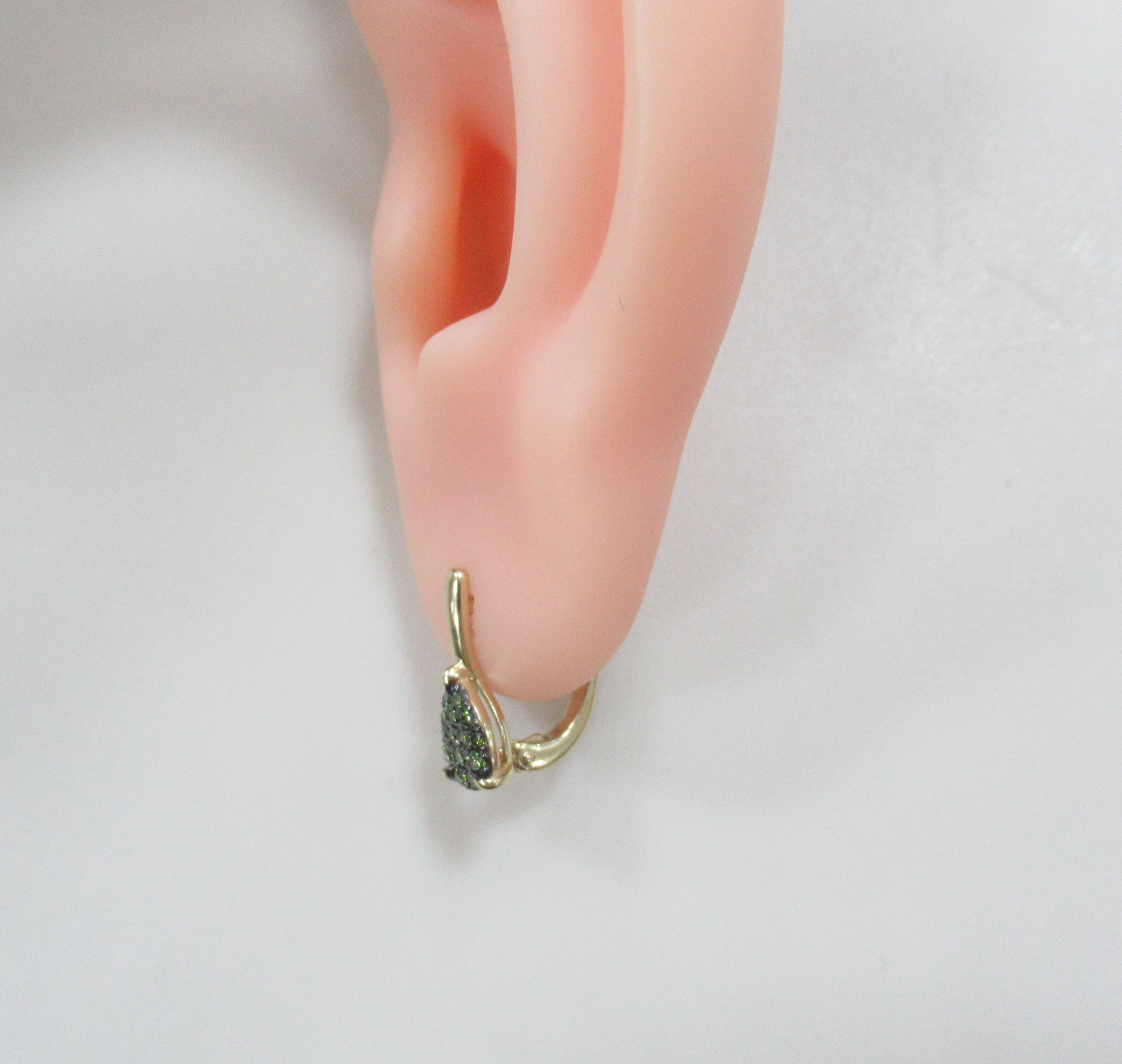 Серьги из желтого золота с зелеными бриллиантами